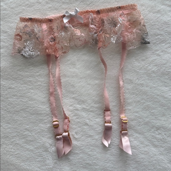 AGENT PROVOCATEUR Zuri Suspender in Light Pink - Picture 5 of 11